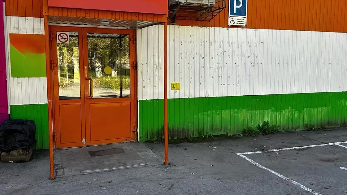 В Александровске по требованию прокуратуры устранены барьеры для маломобильных граждан: в двух торговых объектах обустроены парковочные места для инвалидов, установлены вспомогательные средства, обеспечивающие доступность...