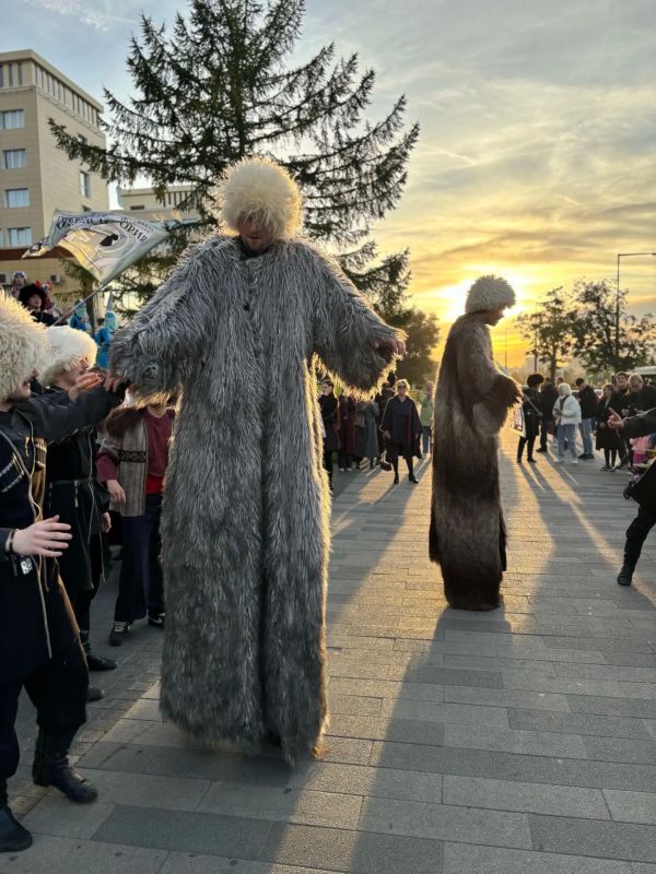 В лучах заката. Участники театрального фестиваля прошлись по улицам Перми В лучах заката. Участники театрального фестиваля прошлись по улицам Перми