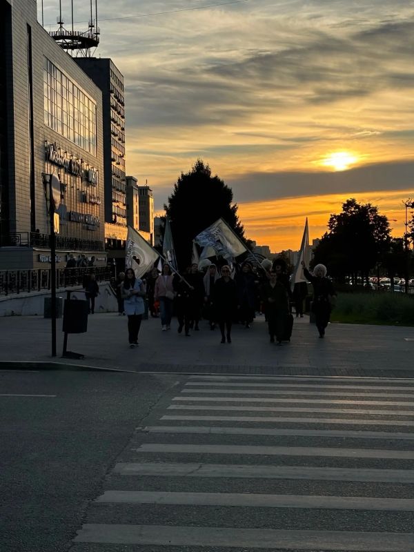 В лучах заката. Участники театрального фестиваля прошлись по улицам Перми В лучах заката. Участники театрального фестиваля прошлись по улицам Перми