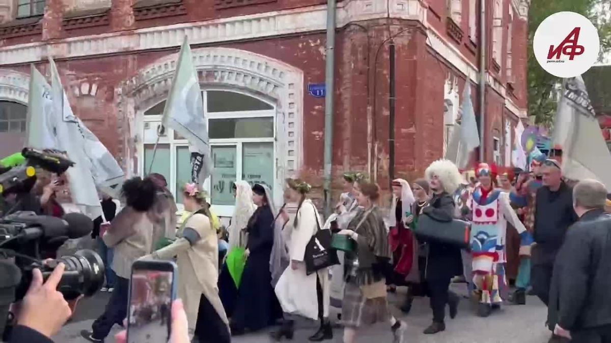 В Перми началось шествие в честь открытия фестиваля «Пермская Фантасмагория» (12+)