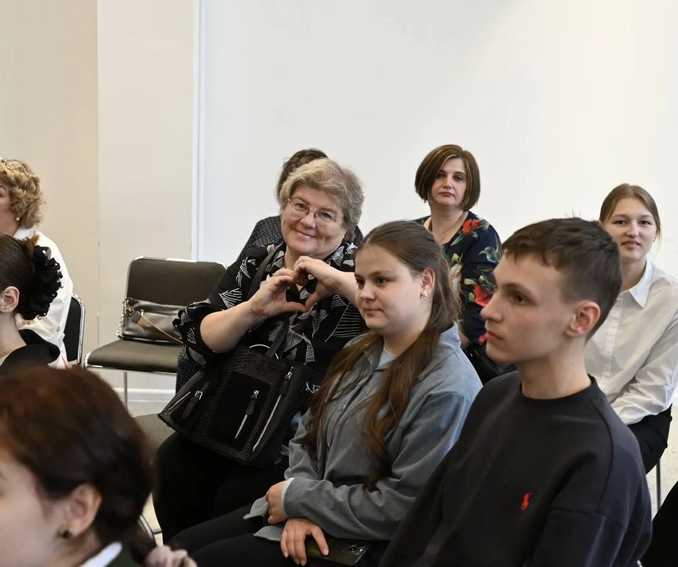 «Дорогие учителя и преподаватели! Поздравляю вас с профессиональным праздником! «Дорогие учителя и преподаватели! Поздравляю вас с профессиональным праздником!