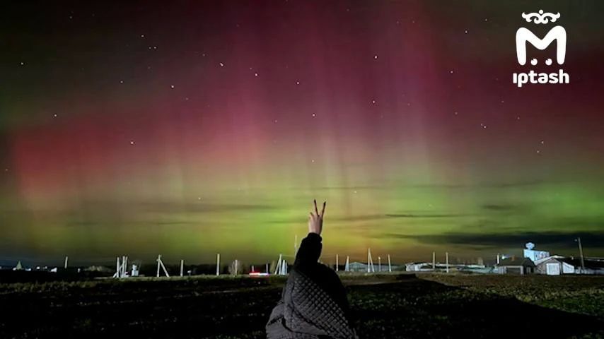 Северное сияние этой ночью видели на большей части территории России — Подмосковье, Татарстан, Башкирия, Пермский край, Челябинская и Саратовская области, Чувашия, Марий Эл и Калининград. Северное сияние этой ночью видели на большей части территории России — Подмосковье, Татарстан, Башкирия, Пермский край, Челябинская и Саратовская области, Чувашия, Марий Эл и Калининград.