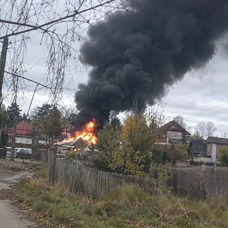 30 пожарных ликвидируют возгорание на улице Старых Большевиков в Перми