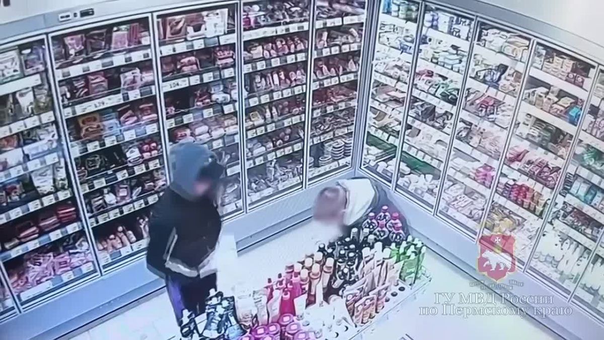 Парни набили трусы лососем прямо под камерами и попались полиции