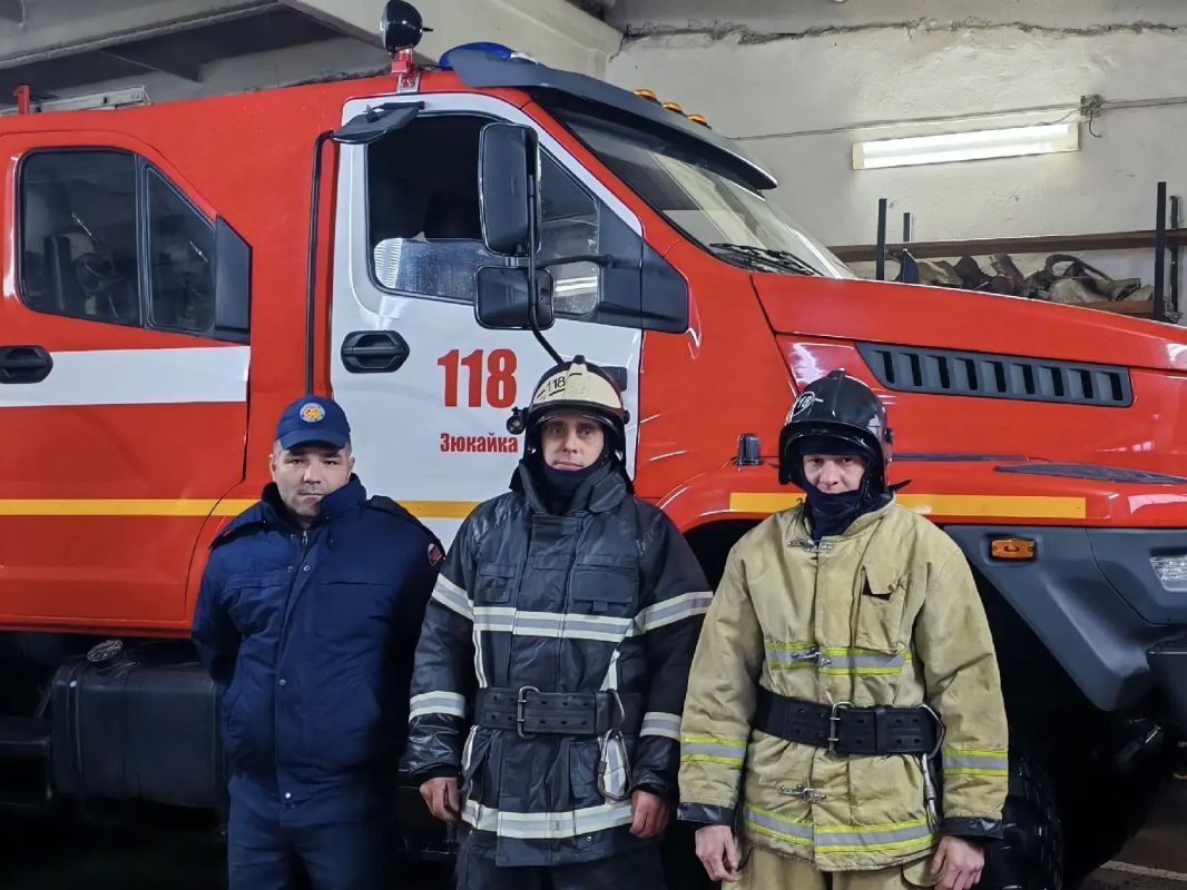 Двух человек из горящего дома спасли огнеборцы краевой противопожарной службы