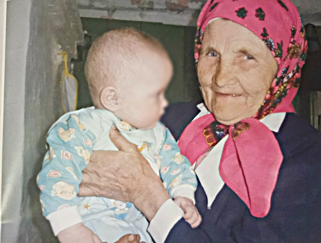 Бабушку из Прикамья поздравили со 100-летием три дочери, девять внуков, 11 правнуков и два праправнука