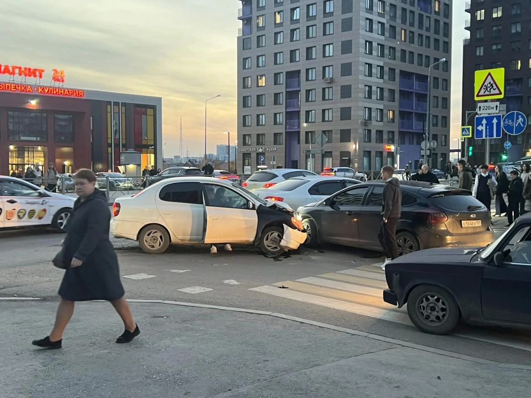 Прямо сейчас в ЖК "Погода", на перекрестке улиц Топазная и Сапфирная произошла авария Прямо сейчас в ЖК "Погода", на перекрестке улиц Топазная и Сапфирная произошла авария