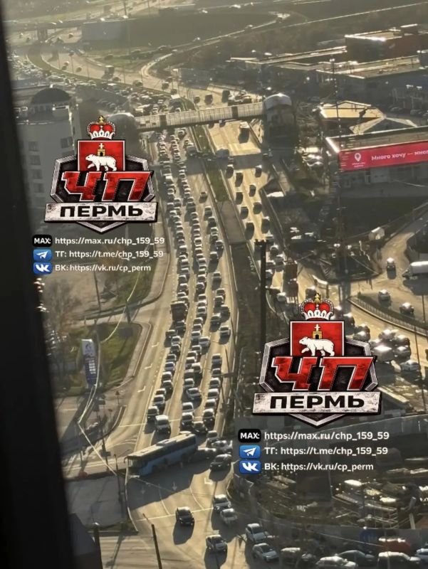 На Мира копится большая пробка из-за ДТП с автобусом