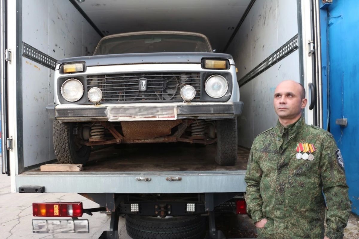 В Перми открыли мурал о единстве фронта и тыла и передали бойцу «Ниву» для эвакуации В Перми открыли мурал о единстве фронта и тыла и передали бойцу «Ниву» для эвакуации