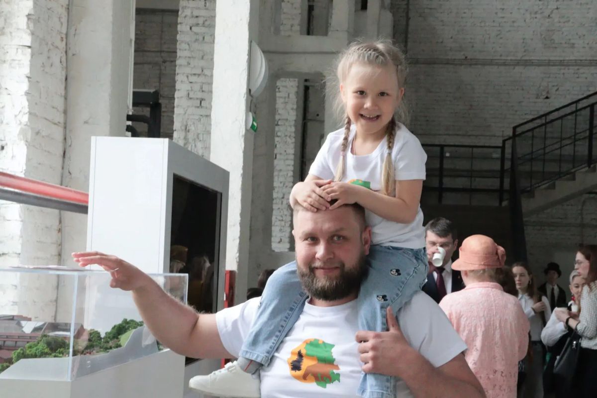 «Поздравляю с Днём отца!. Отец в жизни каждого ребёнка — его опора и поддержка в начинаниях «Поздравляю с Днём отца!. Отец в жизни каждого ребёнка — его опора и поддержка в начинаниях