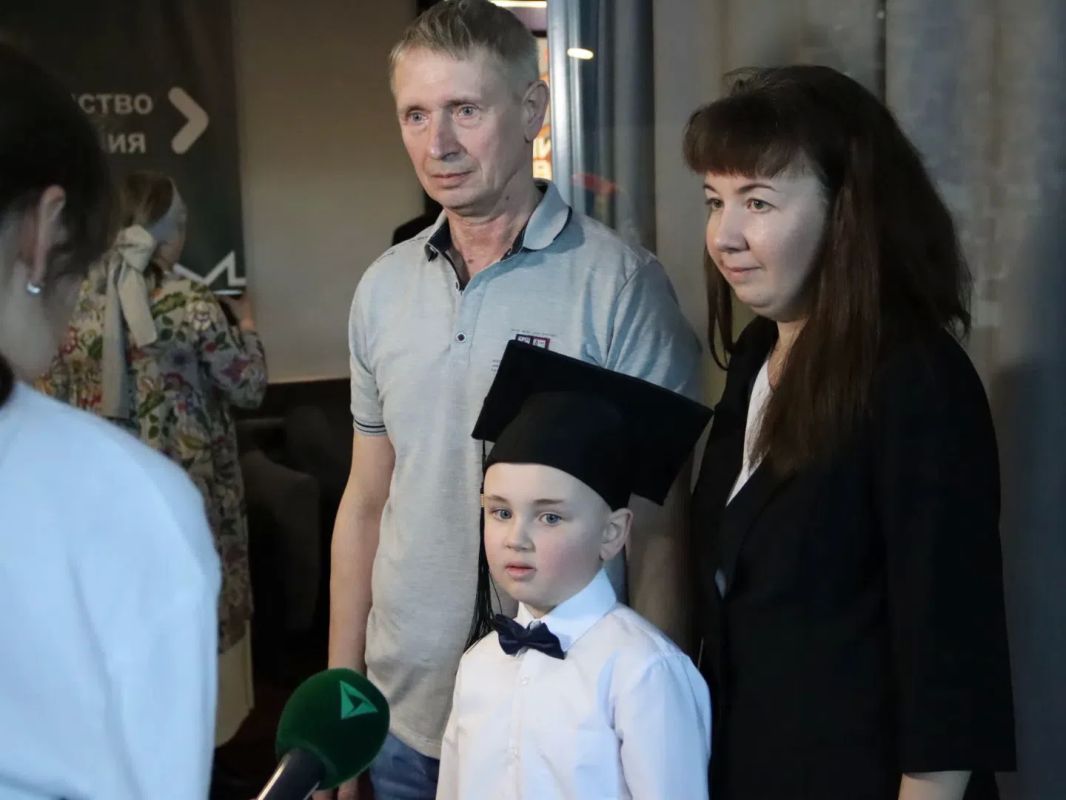 «Поздравляю с Днём отца!. Отец в жизни каждого ребёнка — его опора и поддержка в начинаниях «Поздравляю с Днём отца!. Отец в жизни каждого ребёнка — его опора и поддержка в начинаниях