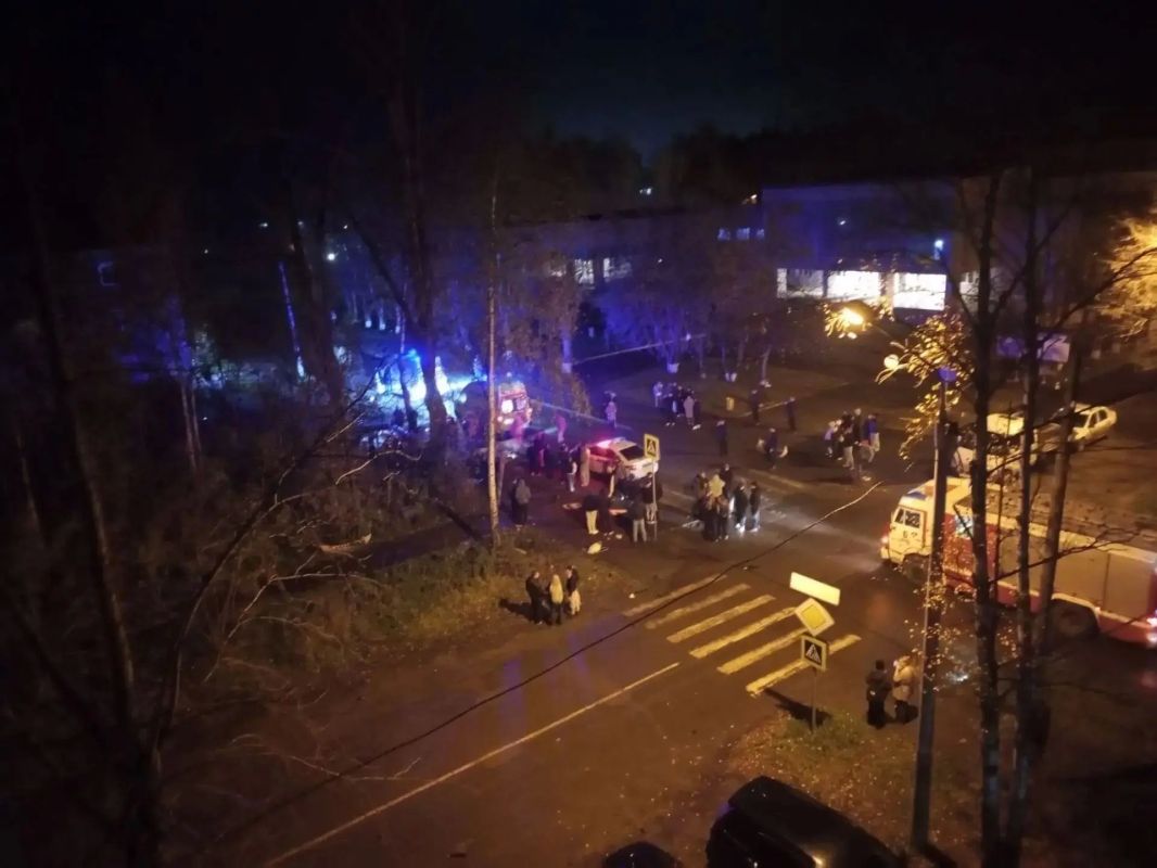 Два человека вылетели прямо под ноги ребенку: третьеклассница ходит к психологу после увиденного в жуткой аварии в микрорайоне Крым Два человека вылетели прямо под ноги ребенку: третьеклассница ходит к психологу после увиденного в жуткой аварии в микрорайоне Крым
