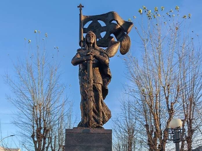 Установили семиметровый бронзовый памятник Александру Невскому в Кировском районе