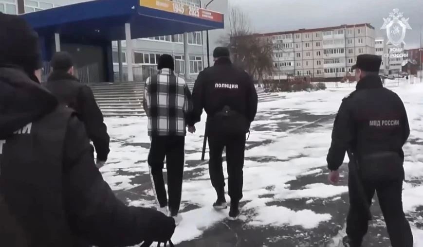 Убил из-за двоек: следователи опубликовали видео с подростком, который зарезал учительницу на крыльце школы в Добрянке