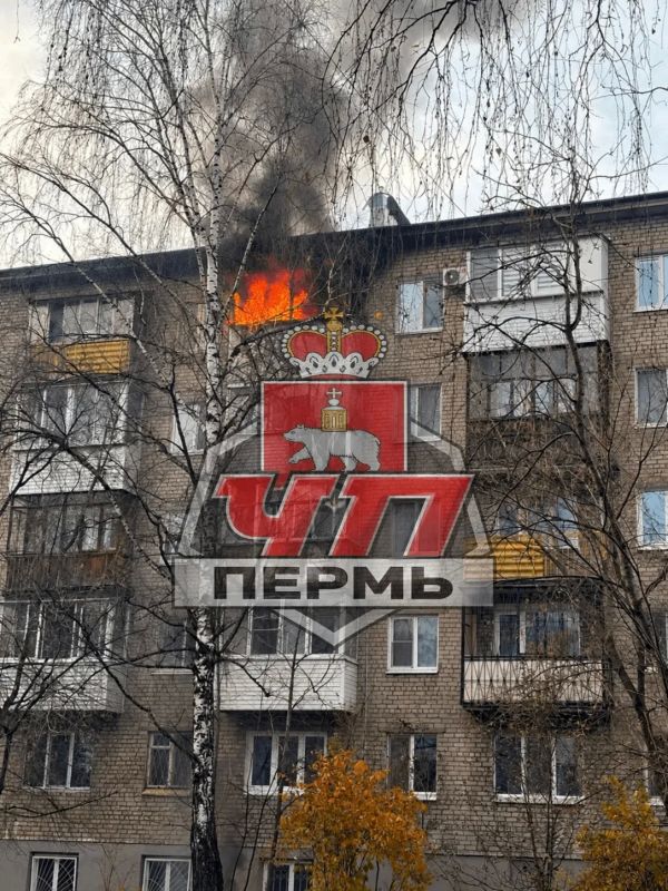 В Перми на улице Адмирала Нахимова загорелся балкон на 5 этаже