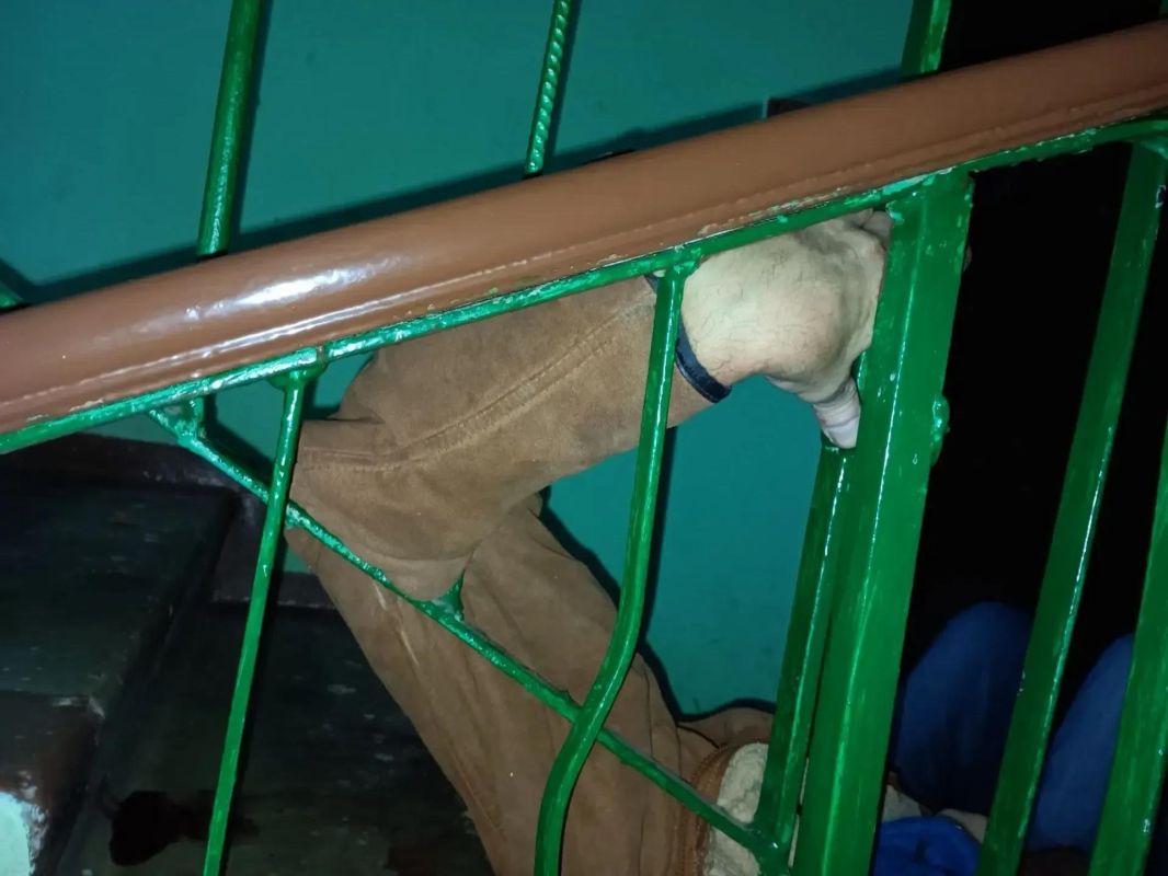Пермяк застрял рукой в лестничных перилах