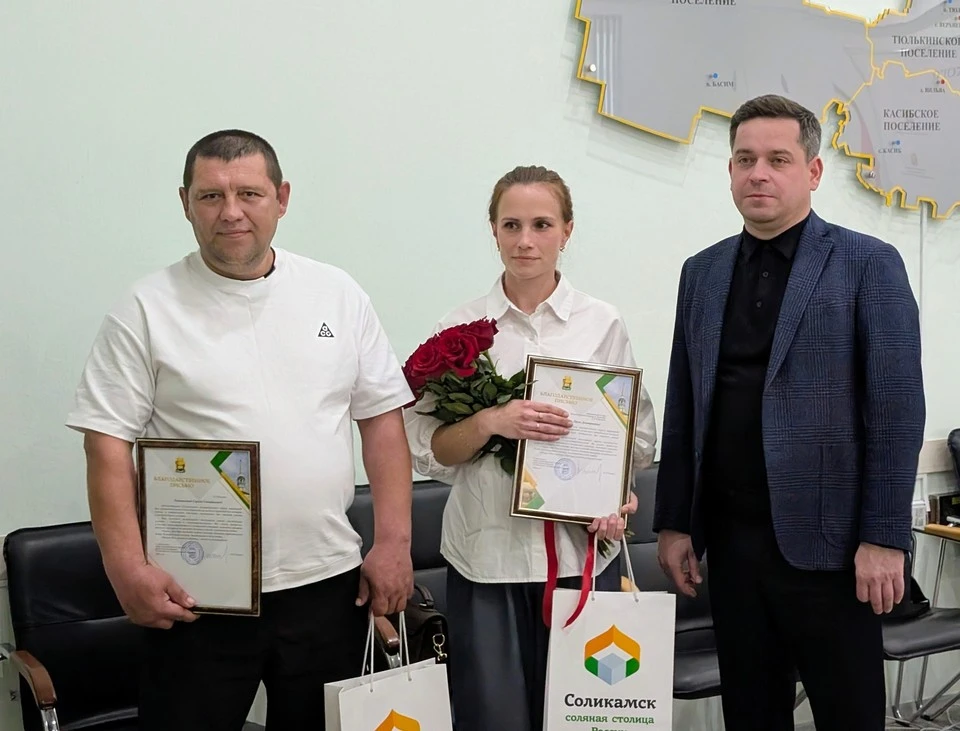 Медсестру и пассажира, которые спасли автобус с детьми от падения в реку, наградили