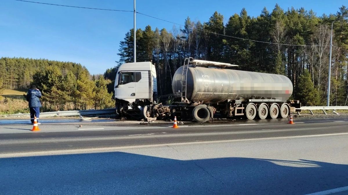 В лобовом столкновении нефтевоза и легковушки в Прикамье погиб мужчина В лобовом столкновении нефтевоза и легковушки в Прикамье погиб мужчина